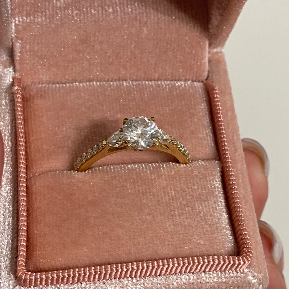✨NEW✨ 10K SOLID Yellow Gold 1 CT Round MOISSANITE 3 Stone Engagement Ring 8.5 - Picture 2 of 12